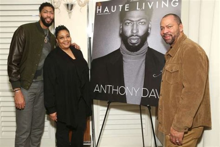How tall is Anthony Davis