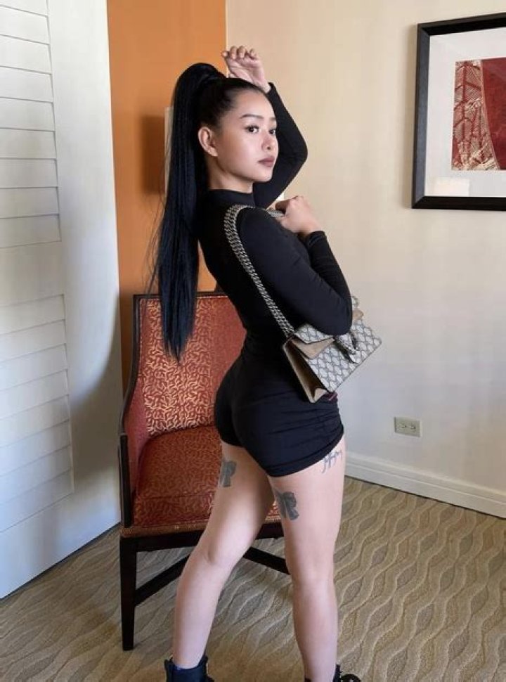 How tall is Bella Poarch