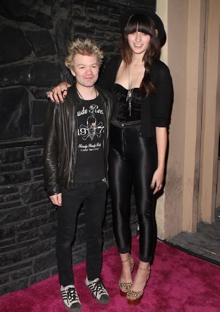 How tall is Deryck Whibley