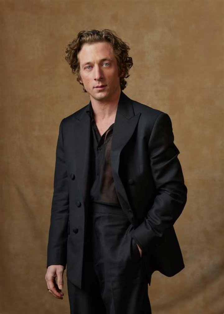 How tall is Jeremy Allen White