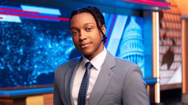 How tall is Josh Bowman