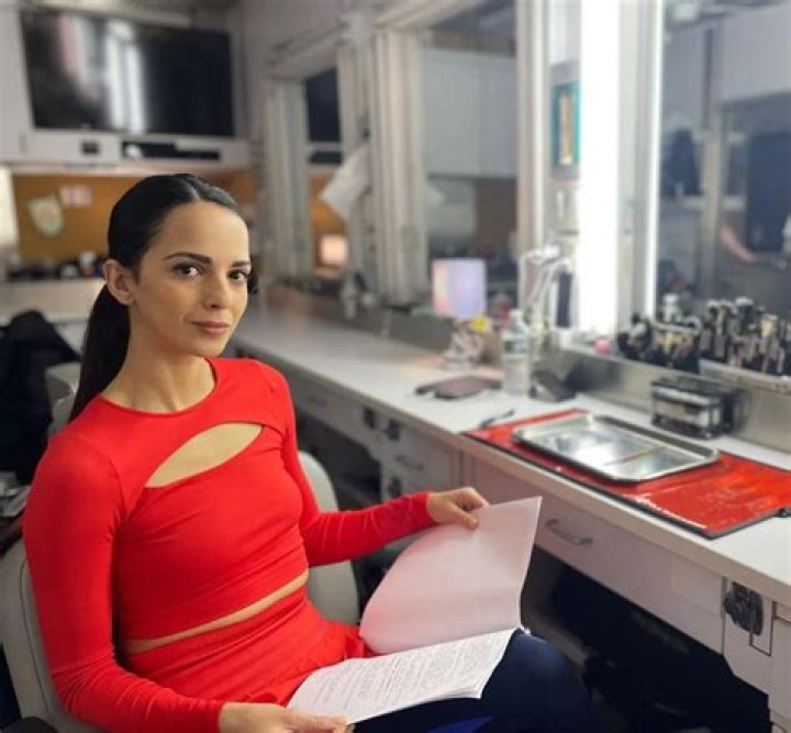 How tall is Shani Atias