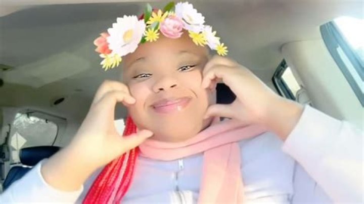 Lovely Peaches – Celebsgraphy